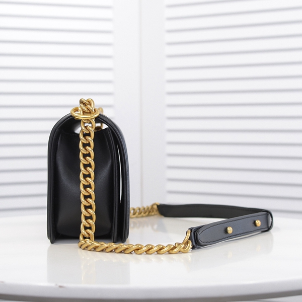 シャネルバッグ背面デザイン